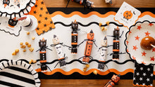 Load image into Gallery viewer, VHP1309 - Vintage Characters Party Crackers